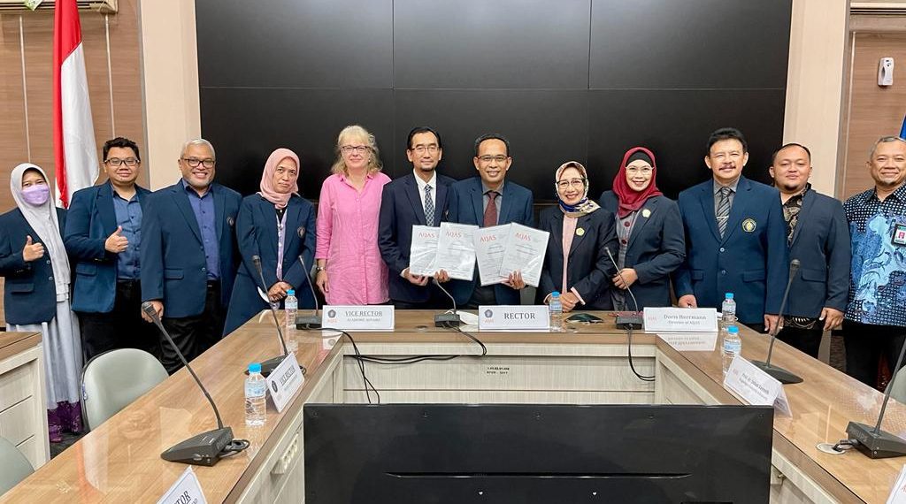 Resmi 4 Prodi FH UB Terima Sertifikat Akreditasi AQAS